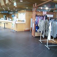 プール前のカウンターです