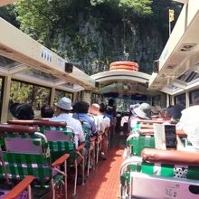 大峡谷とコバルトブルーの水面をジェット船で