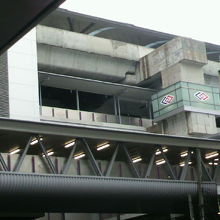 上側に見えるのがパープルラインです。下側は、道路を跨ぐ歩道部