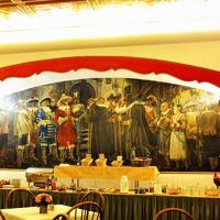 朝食会場の大きな絵とブッフェ台。