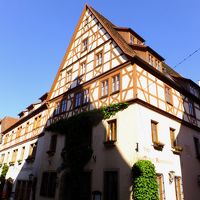 朝のホテル外観。