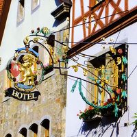 ホテルの看板。