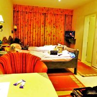 大きなテーブルとイス、ベッド、右側がバスルームになります。