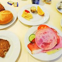 二日目の朝食ブッフェで持ってきた料理。オレンジもありました。