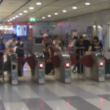 ＡＲＬ空港駅の入口の様子です。乗車券は、丸いトークンです。