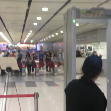ＡＲＬ入口を通過後は、保安検査のためのゲートを通過します。