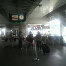 ＡＲＬパヤタイ駅を降りてＢＴＳパヤタイ駅に至る間の出入口です