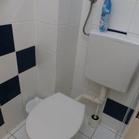 トイレは独立型。手を洗うのにバスルームまで行く必要あり