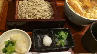 落ち着いた店内