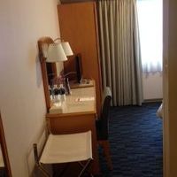 スーツケースをおくスツールがあって便利