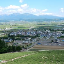 丘の上からの景色（ラベンダーが咲きそろえば紫に）
