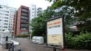 すぐ脇に公園もあります