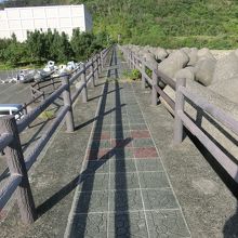 防波堤の所にあります