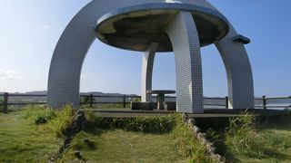 広い駐車場や展望所もある岬の公園です