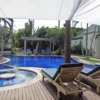 朝食のレストランからプールを眺める