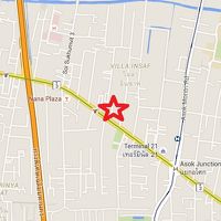 スクウィンヴィット通りのソイ１１の枝通りの奥にあります。