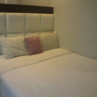 スタジオナナ・アイチェックインの客室内のベッドの様子です。