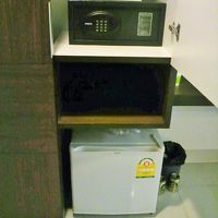 客室内のタンスの内側には、セーフティーボックスが、下に冷蔵庫