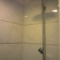 バスルームのシャワー区画です。仕切りもあります。湯温湯量良し