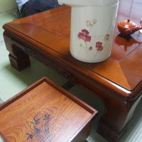 レトロなポットと机と茶道具