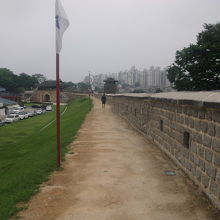 建物付近の華城散策道の様子