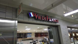 京浜急行乗り場の前にあり便利だと思います