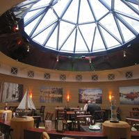 朝食レストランは天井がガラスで明るい