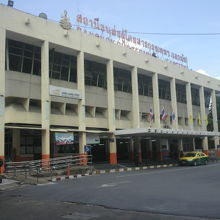 エカマイの東バスターミナルの建物の様子です。年季が入ってます