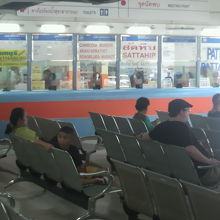 バス乗車券売り場が並ぶ前方には、広い待合席が並んでいます。