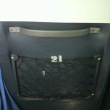 示された座席番号は、座席の背もたれの背後に記載されています。