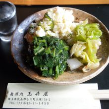 前菜盛合せ（お代わり自由）。食前酒は樽生「七夕」