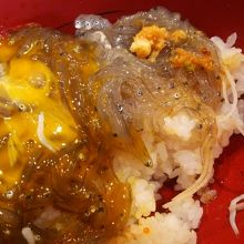 生しらすの沖漬けにうずら卵を絡めて食べると、最高です