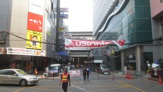 タニヤ通りを封鎖