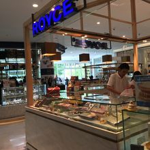 どこでも見かけるロイズ