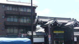 堀川通の向こうに建っています！