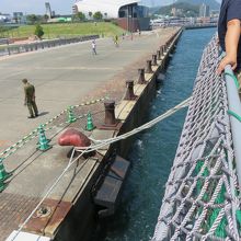 「あるかぽーと」の桟橋。向こうに海響館(水族館）が見える。