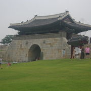 水原華城の東門として知られています