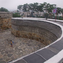 韓国の門でよく見かける半円型の防御構造も見られます