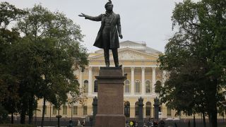 プーシキン像がある