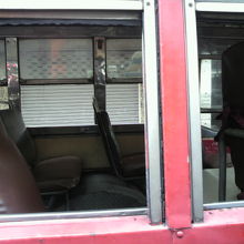 隣を走るバンコク市内の赤バスの様子です。窓が全開です。