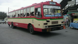 バンコクのバスは、庶民の身近な交通手段です。とても安価です。