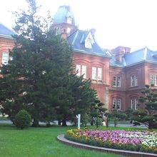 芝生も花壇も手入れが行き届いていて気持ちいいです。