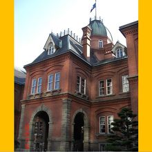 アーチが３方向にあるのは馬寄せや車寄せのなごりでしょうか。