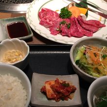 2,376円 山形牛焼肉三種盛りランチ