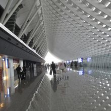 イミグレ前の天井も綺麗に。ただ、ここまで広い必要ある？