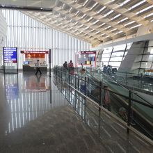 動くスロープを導入したりして国際空港っぽくなっています。