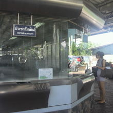 バス乗車券売り場の横には、案内窓口もあります。