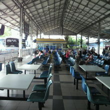 バスターミナルの待合室及び食堂の様子です。まだ早い時間です。