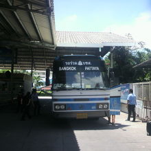 バンコクからの高速バスがバスターミナルに到着しました。