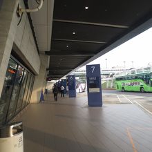 桃園空港のバス乗り場。